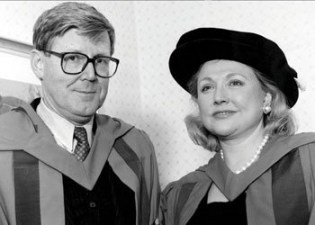 Barbara Taylor Bradford and playwright Alan Bennett receive honorary doctorates from Leeds University in 1990
